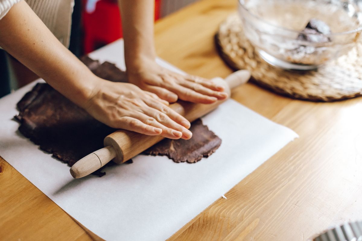 Sheet of grease-resistant kraft paper